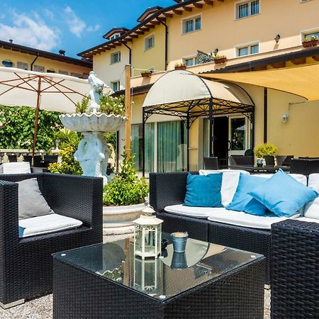 Borgo Dei Poeti Romantik Hotel Манерба-дель-Гарда Экстерьер фото