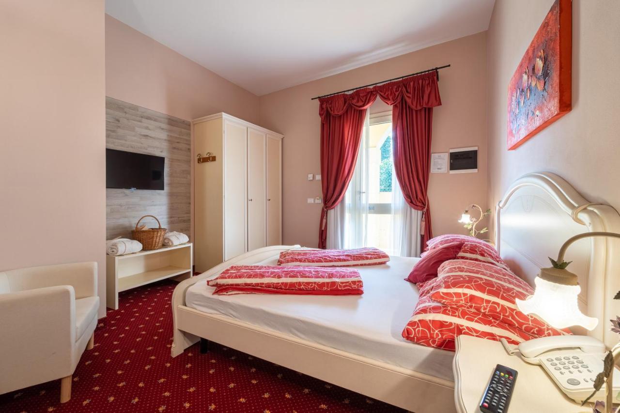 Borgo Dei Poeti Romantik Hotel Манерба-дель-Гарда Экстерьер фото