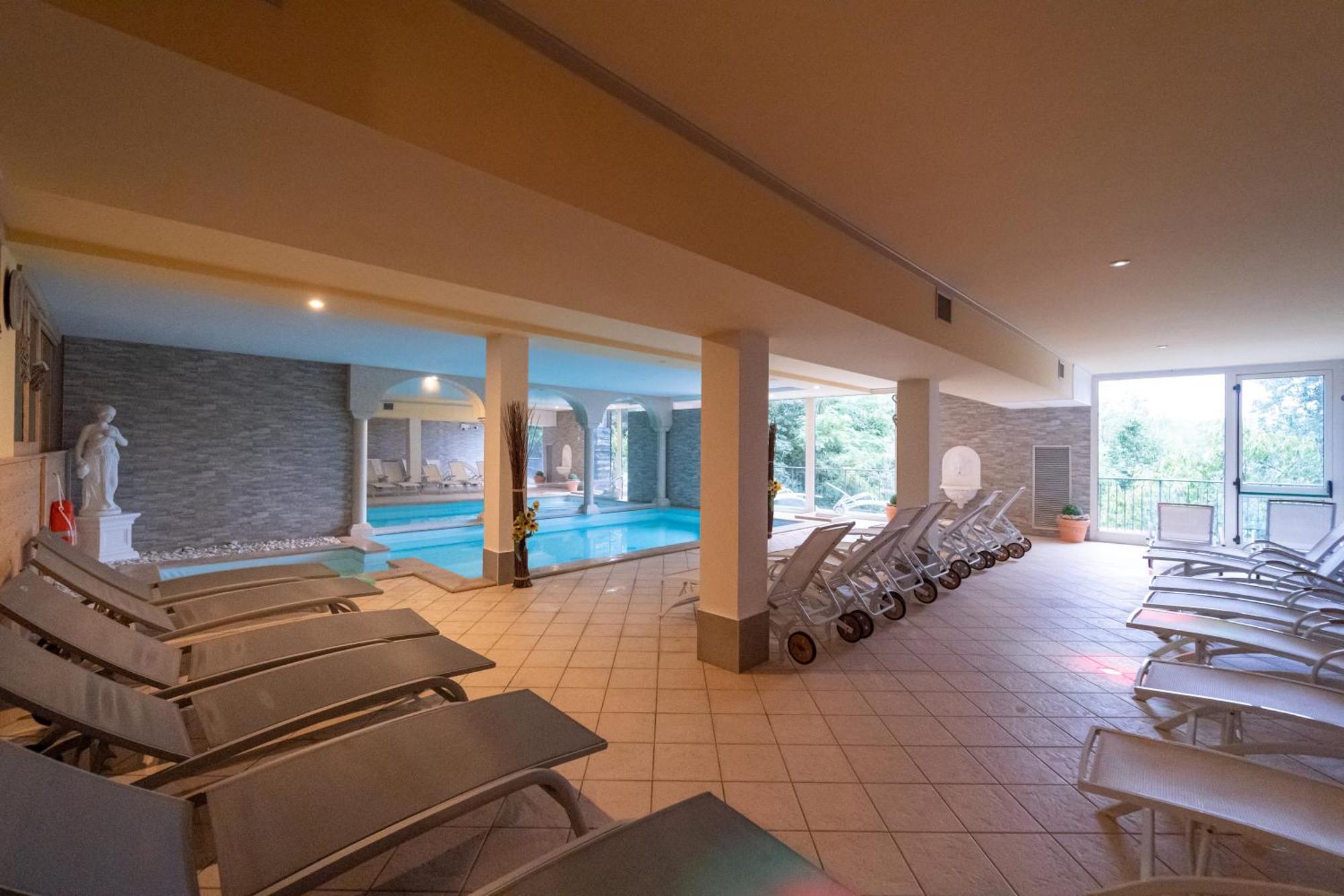 Borgo Dei Poeti Romantik Hotel Манерба-дель-Гарда Экстерьер фото