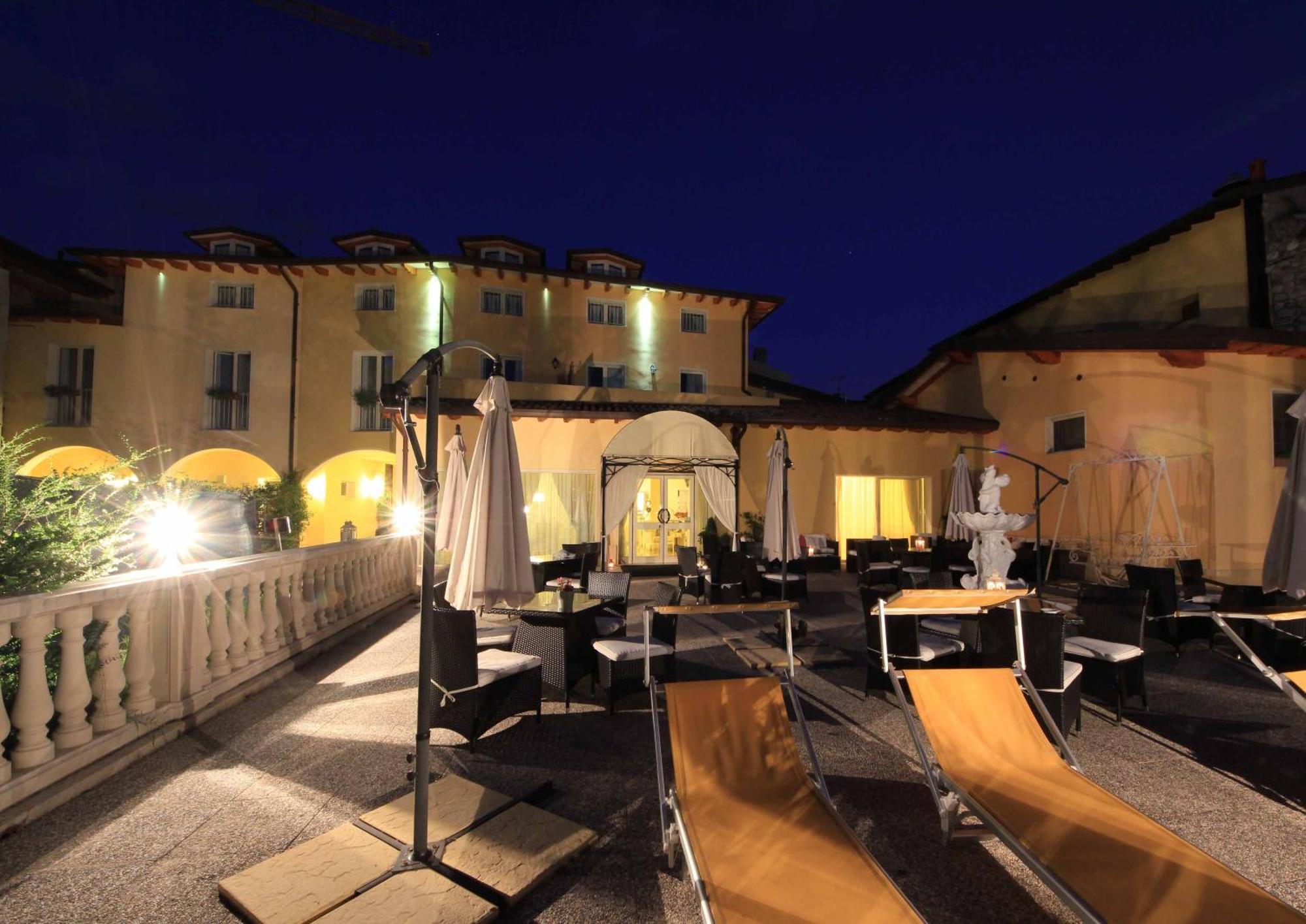Borgo Dei Poeti Romantik Hotel Манерба-дель-Гарда Экстерьер фото