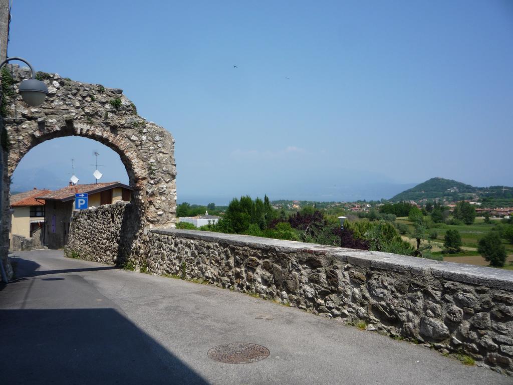 Borgo Dei Poeti Romantik Hotel Манерба-дель-Гарда Экстерьер фото