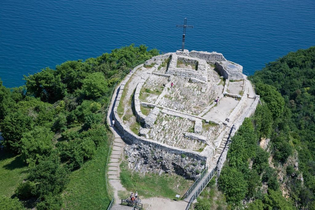 Borgo Dei Poeti Romantik Hotel Манерба-дель-Гарда Экстерьер фото