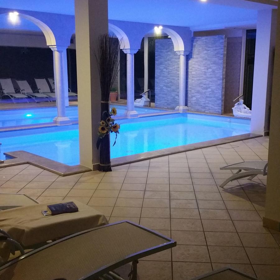 Borgo Dei Poeti Romantik Hotel Манерба-дель-Гарда Экстерьер фото