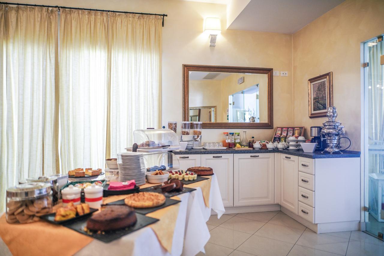 Borgo Dei Poeti Romantik Hotel Манерба-дель-Гарда Экстерьер фото