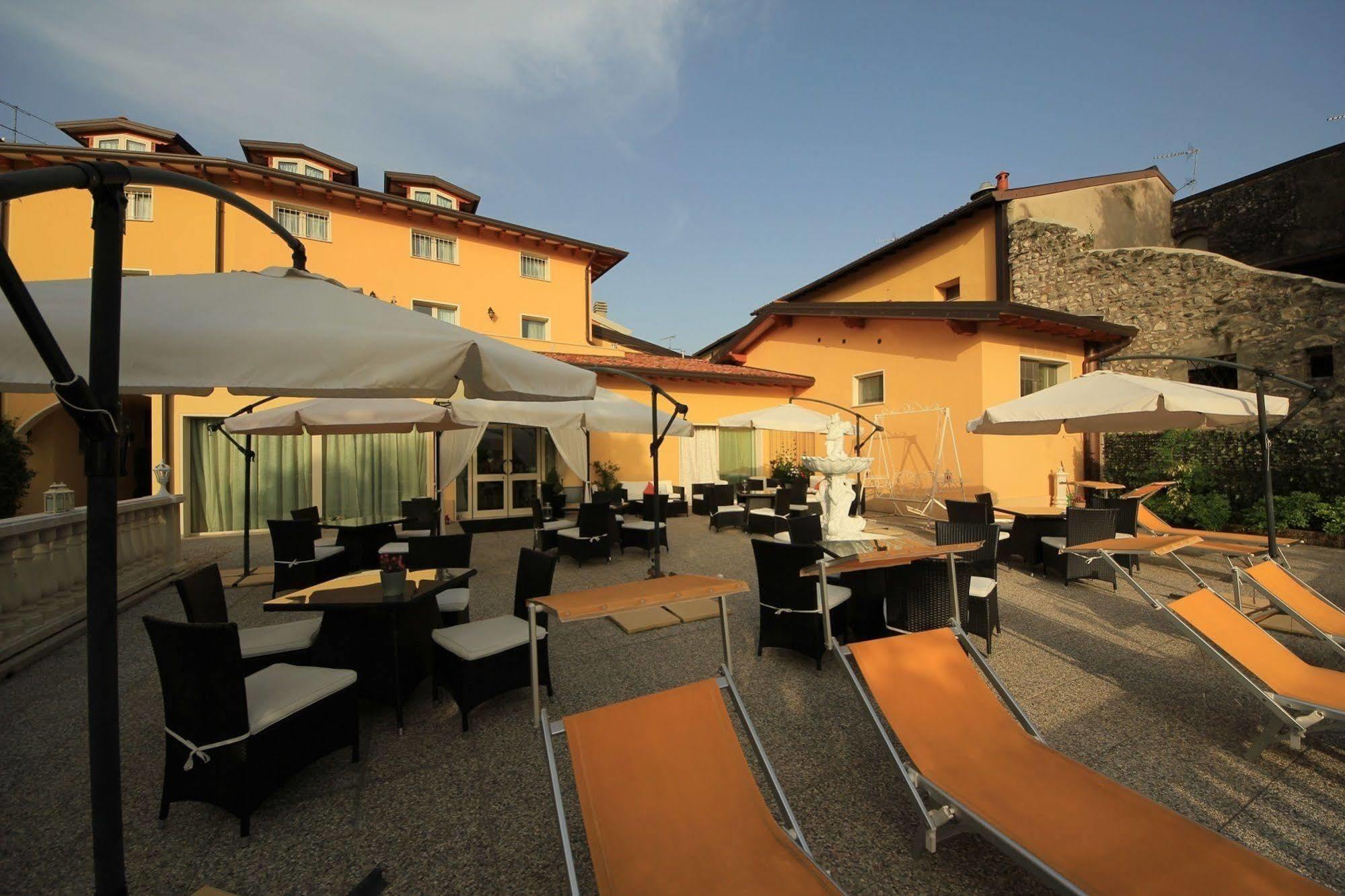 Borgo Dei Poeti Romantik Hotel Манерба-дель-Гарда Экстерьер фото