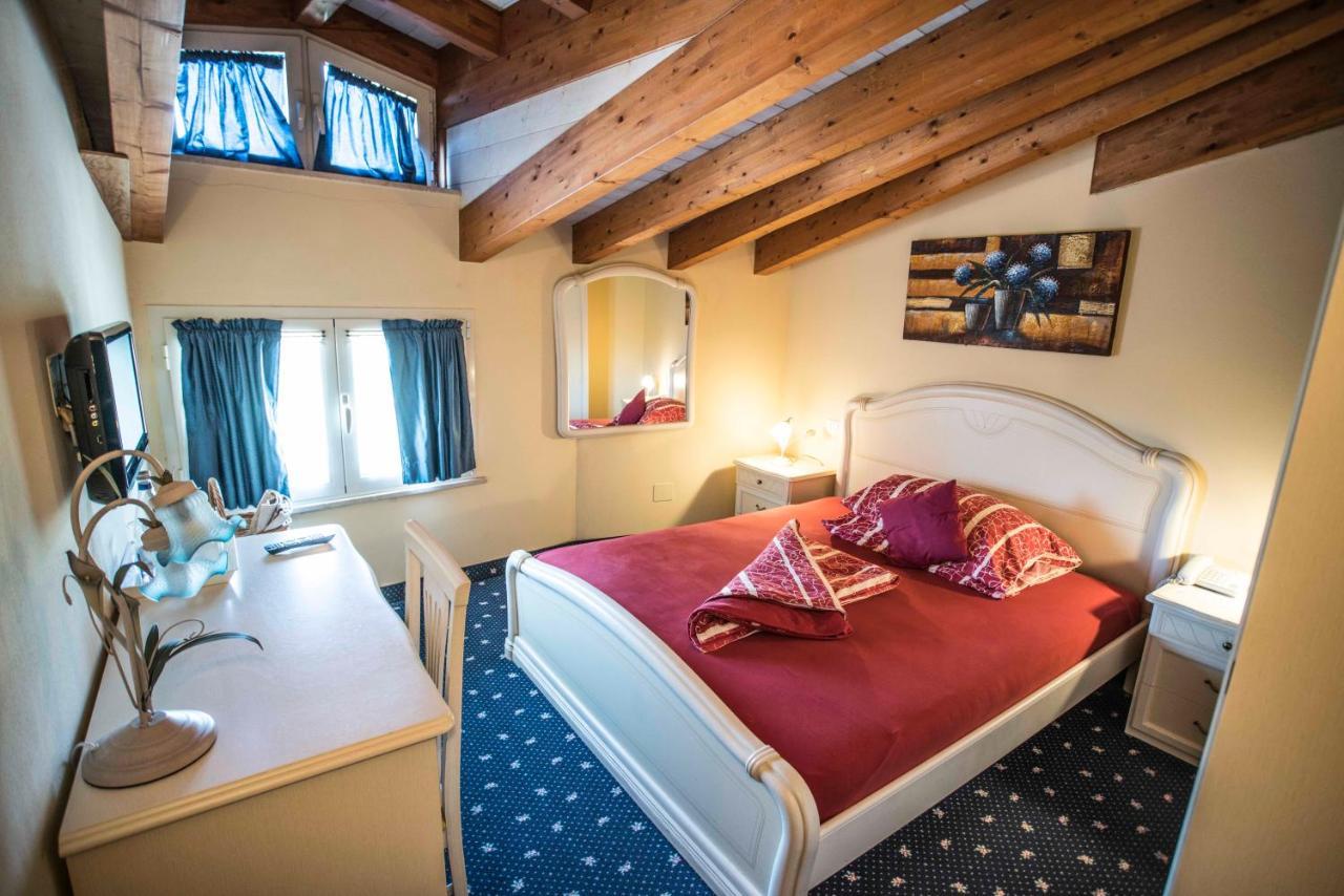 Borgo Dei Poeti Romantik Hotel Манерба-дель-Гарда Экстерьер фото
