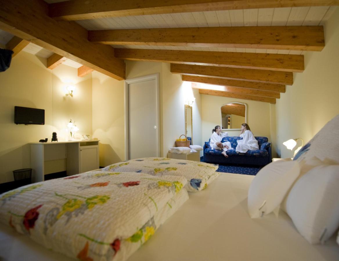 Borgo Dei Poeti Romantik Hotel Манерба-дель-Гарда Номер фото