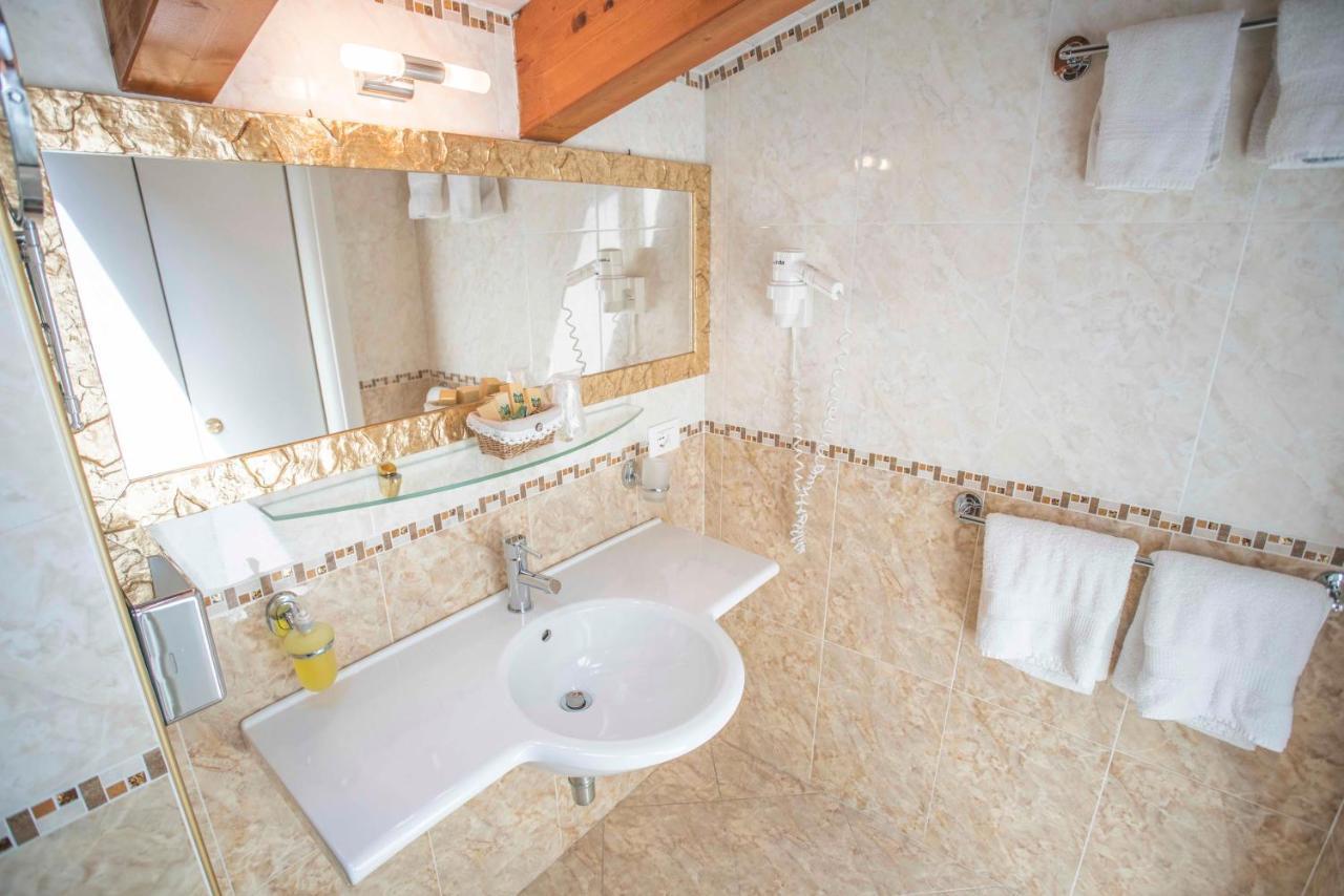 Borgo Dei Poeti Romantik Hotel Манерба-дель-Гарда Экстерьер фото